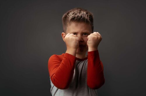 Dziecięca agresja w przedszkolu – jak ją rozumieć i jak reagować? artykuł dla nauczycieli przedszkolnych